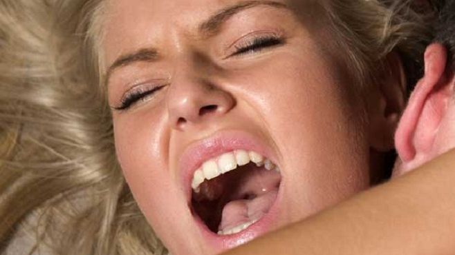 I-a scris un mesaj vecinei care țipa în timp ce făcea sex şi i l-a lipit pe uşă. Fabulos!