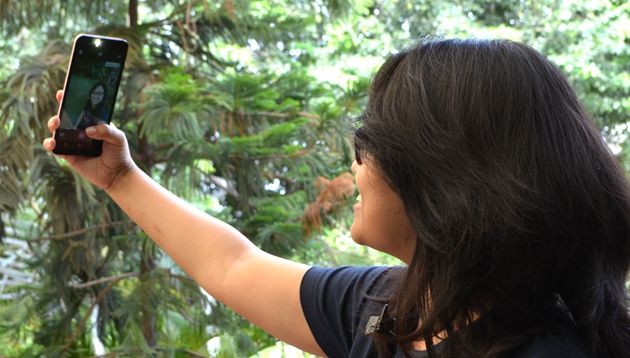 A luat telefonul unui prieten ca să-şi facă un selfie. Ce a descoperit însă, a şocat-o!