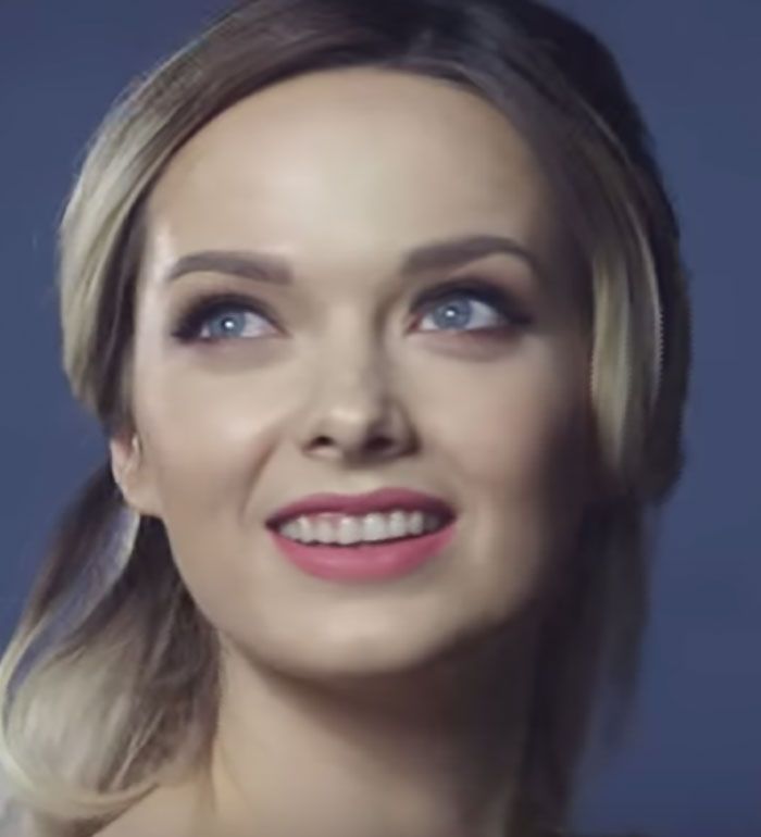 Şi-a dat machiajul de pe faţă şi toată lumea a rămas încremenită 