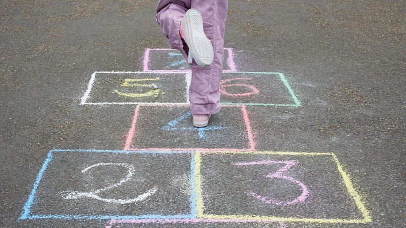 București. O mămică acuză primăria că a interzis desenul cu creta în Herăstrău. Firea: "Intoxicare"