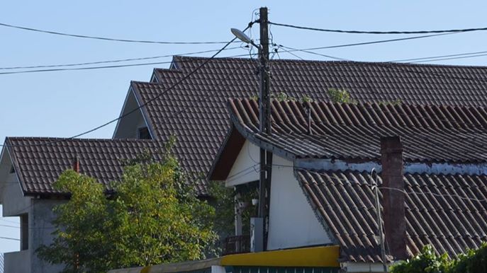 O familie din Brăila trăieşte cu stâlpul în mijlocul casei 