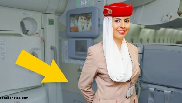 Motivul pentru care însoţitoarele de zbor îşi întâmpină călătorii cu mâinile la spate 