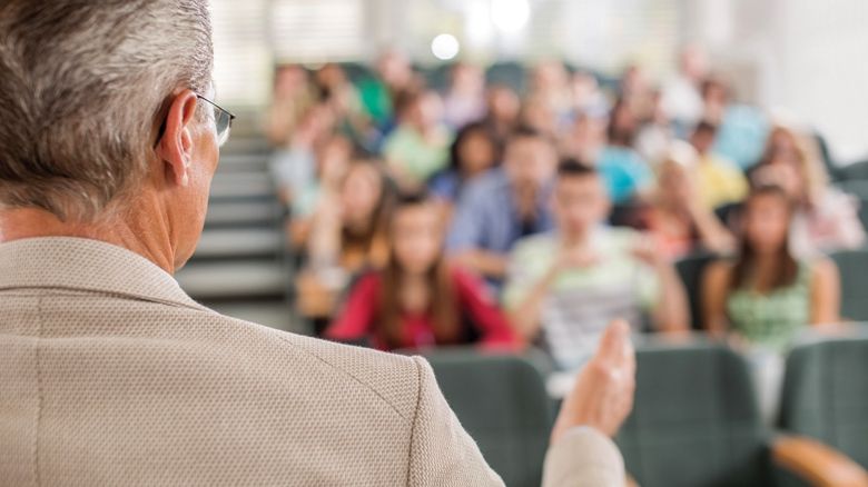 Cadoul neaşteptat pe care un profesor l-a făcut studenţilor lui. Explicaţia e impresionantă!