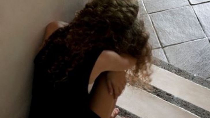 MESAJUL ÎNFIORĂTOR scris de o tânără cu cuţitul între picioare, după ce a fost violată ani la rând