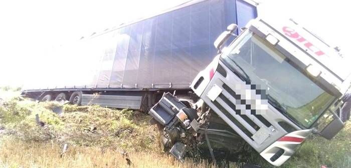 Şi-a văzut moartea cu ochii! Ce făcea un şofer pe o şosea din Timiş când s-a trezit cu tirul în şanţ