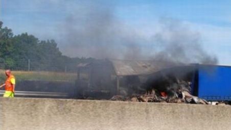 Un TIR încărcat cu făină a luat foc pe A1. Traficul este intrerupt