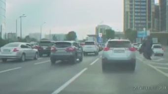 Scene incredibile în trafic. Un bărbat călare pe un struţ goneşte printre maşini 