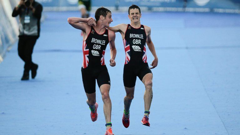 Lecţie de umanitate! A fost cărat de frate la o competiţie de triatlon 