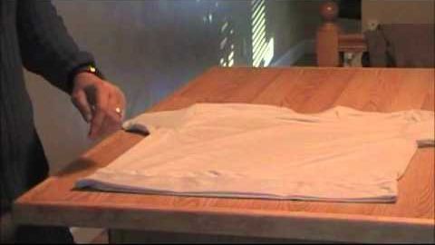 Cum împăturești un tricou în 2 secunde