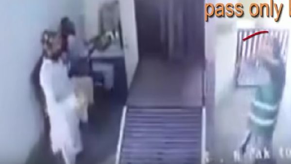 Momentul în care vameşii şi-au pus mâinile în cap. Ce a făcut un bărbat - VIDEO