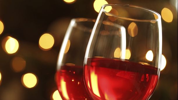 Greșeala rușinoasă pe care sigur o faci când bei vin