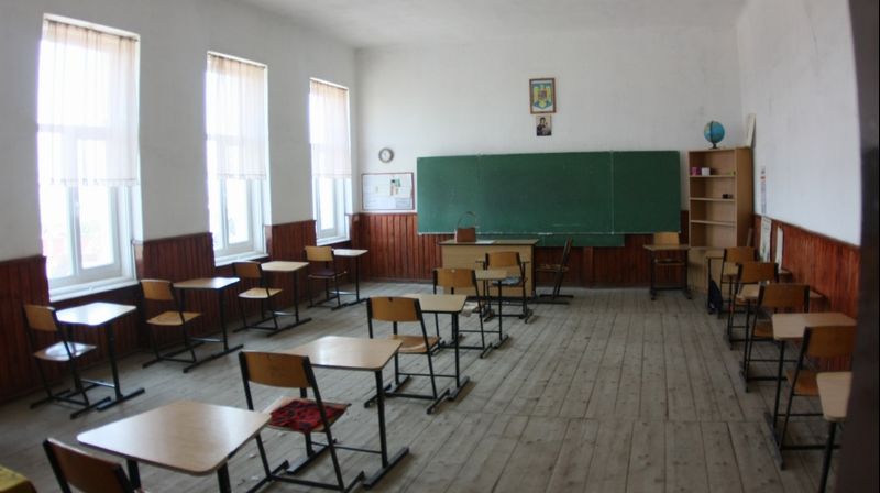 O elevă din Craiova a sărit de la geamul şcolii unde învăţa! Motivul este ŞOCANT