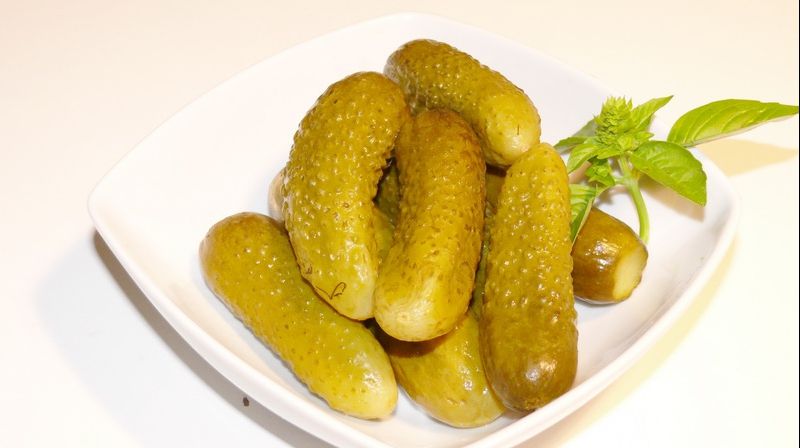 Reţeta bunicii! Aceştia sunt cei mai buni castraveţi muraţi în saramură 