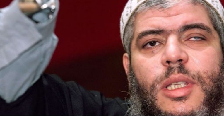 O fotografie înspăimântătoare cu un terorist. Ce are la mână