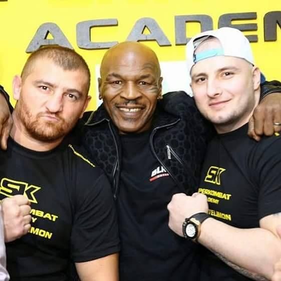 Mike Tyson, faţă-n faţă cu Cătălin Moroşanu la Academia Superkombat. Momente incendiare 