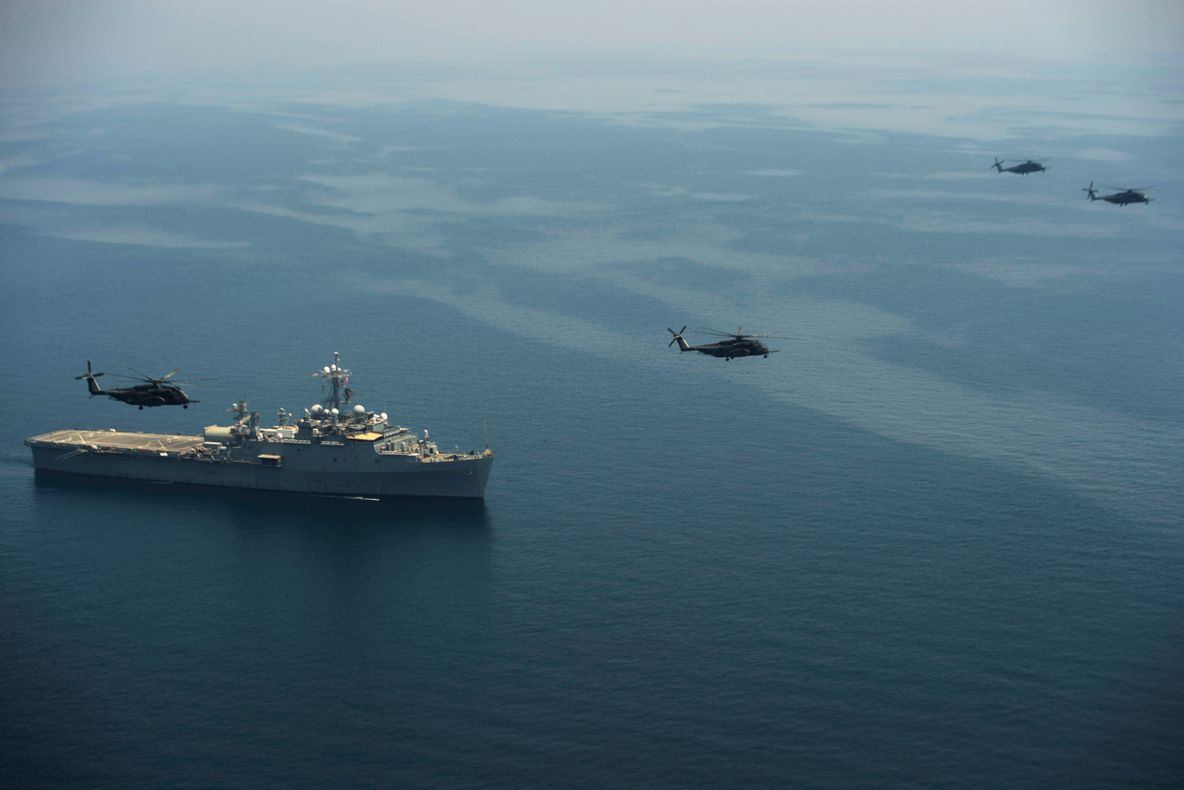 Un distrugător american, atacat cu rachete de militanții susținuți de Iran