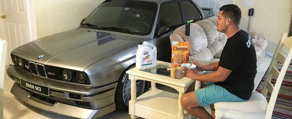 Îşi iubeşte atât de mult BMW-ul M3 încât l-a parcat în sufragerie. Cum arată livingul lui