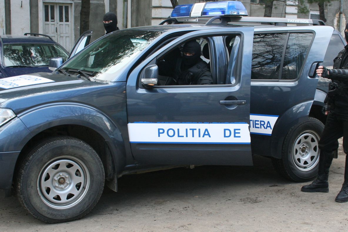 Percheziţii în Botoşani! Poliţiştii vizează grup infracțional, specializat în contrabanda de ţigari 