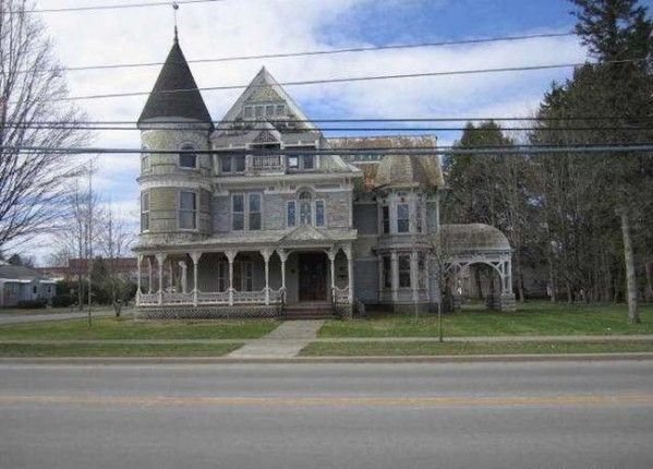 E un palat în mijlocul New York-ului, dar toţi fug de el. De ce nu se vinde.Google Maps explică