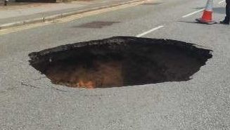 Groapă de 1 metru în carosabil în centrul Capitalei, după ploile abundente