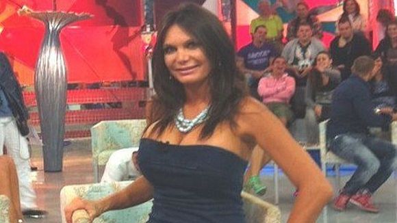 Cel mai jenant moment în timpul unei emisiuni TV. Invitata a rămas în sânii goi