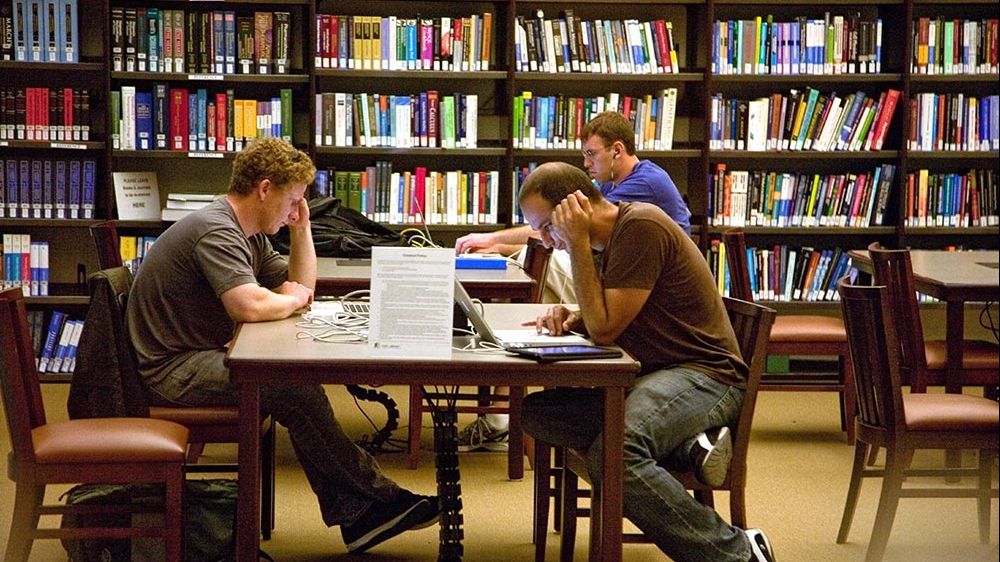 Cum reuşesc 4 dintre cei mai buni vorbitori de limbi străine să înveţe limba română într-o oră