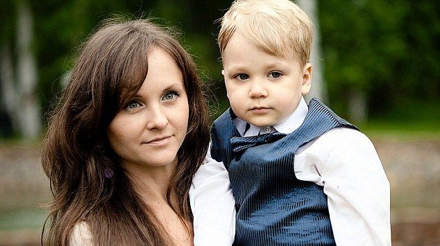 O femeie s-a aruncat de pe o cladire cu fiul ei de opt ani în braţe! Motivul a şocat pe toată lumea