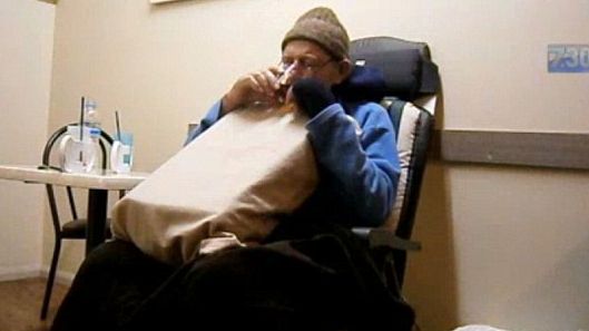 Sinuciderea unui bărbat aflat în fază terminală, filmată de familie. Atenţie, imagini şocante!