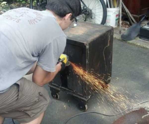 Au găsit un seif într-o peşteră. Au spart încuietoarea şi...n-au mai muncit o zi în viaţa lor