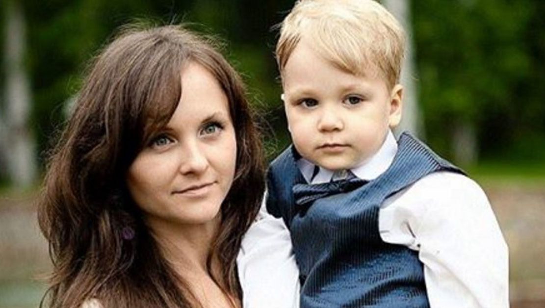 S-a aruncat de la etajul 9 cu copilul în braţe. Au murit amândoi. Motivul este şocant!