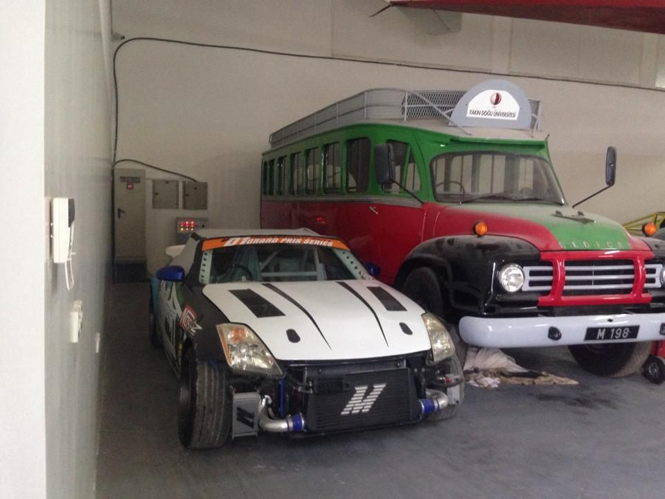 Maşini de milioane de euro, găsite într-o hală părăsită