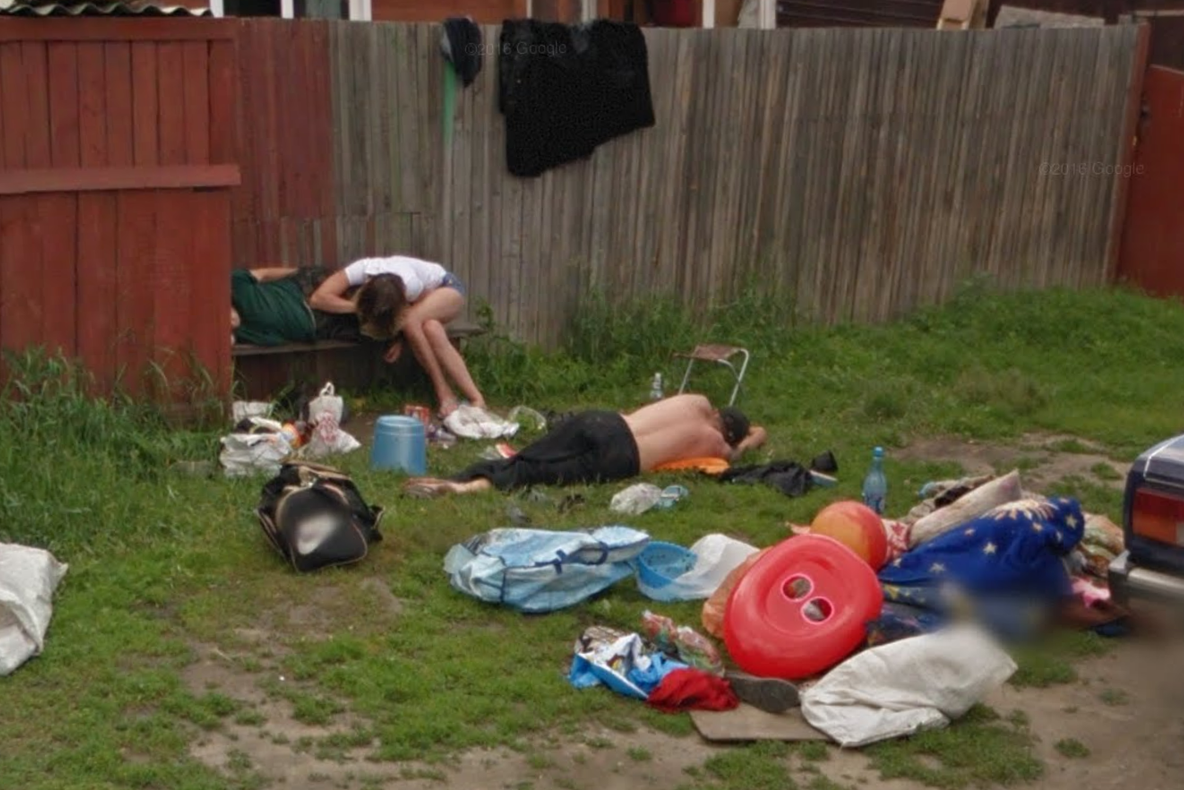 Familie întreagă din Rusia, făcută de râs de Google Street View. Cum au fost surprinşi