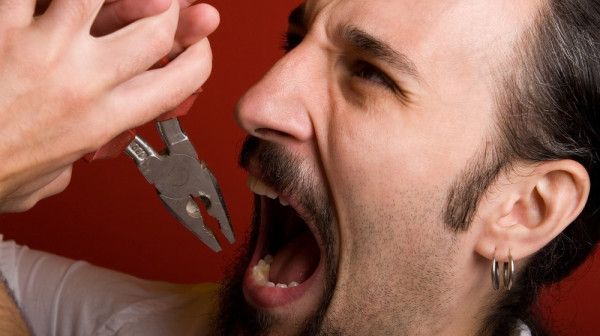 Ce înseamnă când visezi că-ţi cad dinţii? Este un semn bun sau rău?