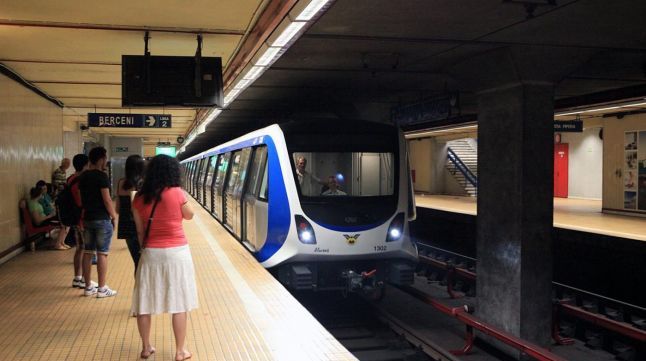 S-a urcat în metroul şi a început să cânte. Ce a urmat este cu adevărat EXTRAODINAR 