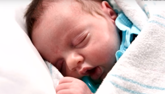 Medicii i-au scos copilul din pântec şi apoi l-au pus la loc. Motivul şocant!