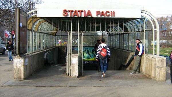 Tragedie la staţia de metrou Păcii. Un Bărbat a murit după ce a alunecat pe scări