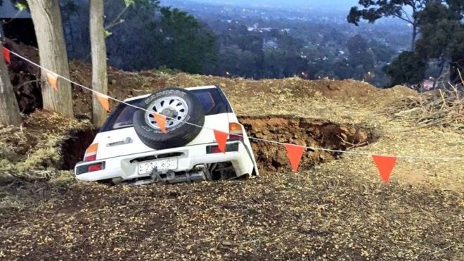 O gaură de 3 metri a apărut din senin şi a înghiţit un jeep cu tot cu pasageri