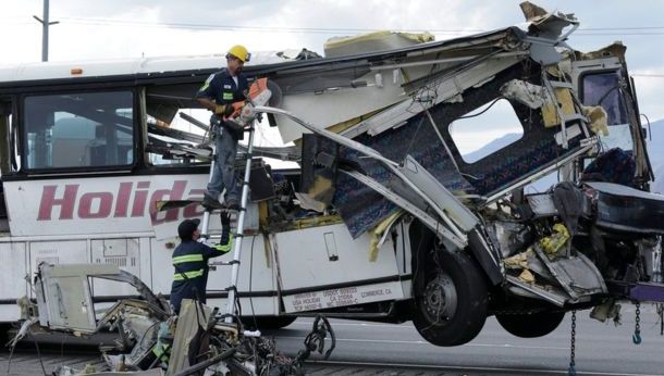Accident teribil. 13 morți și zeci de răniți după ce un autobuz s-a lovit cu un camion