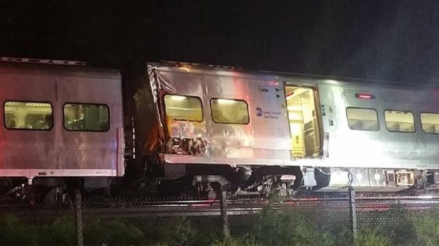 Accident TERIBIL la New York: Un tren de pasageri a deraiat şi s-a ciocnit de altul. Zeci de victime