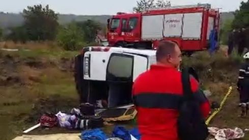 Accident înfiorător pe o şosea din Iaşi. Un microbuz plin cu pasageri s-a răsturnat: un mort 