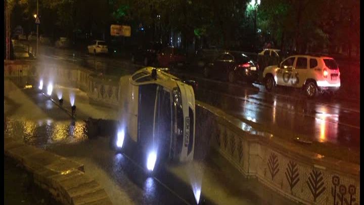 Un taximetrist din Capitală a plonjat cu maşina direct în fântânile din faţa Palatului Parlamentului