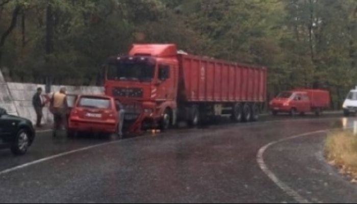 Accident grav în Iaşi: a intrat pe contrasens şi s-a lovit de un TIR. Mulţi răniţi