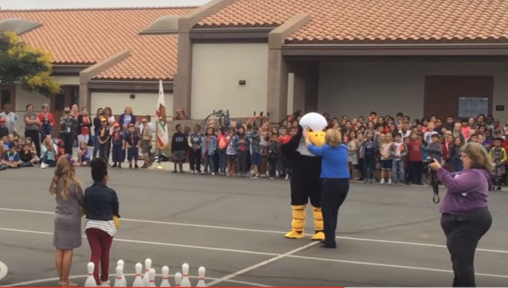 Copiii nu bănuiau ce îi așteaptă. Când mascota a dat jos costumul, toată lumea a început să plângă