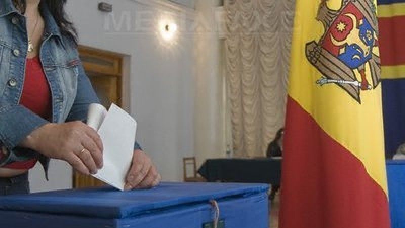 Peste 3 milioane de moldoveni, aşteptaţi duminică la urne. Lupta se dă între 9 candidaţi