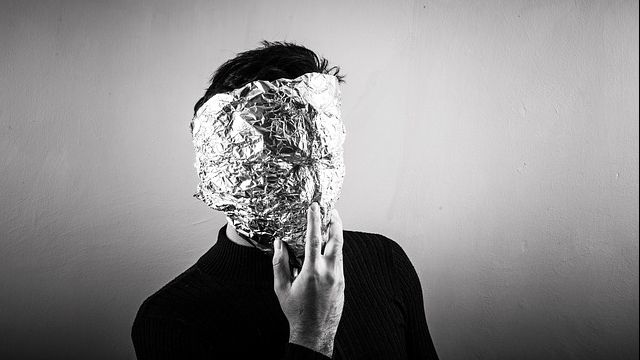 Acoperă-ți fața cu folie de aluminiu timp de câteva minute. Rezultatul te va surprinde