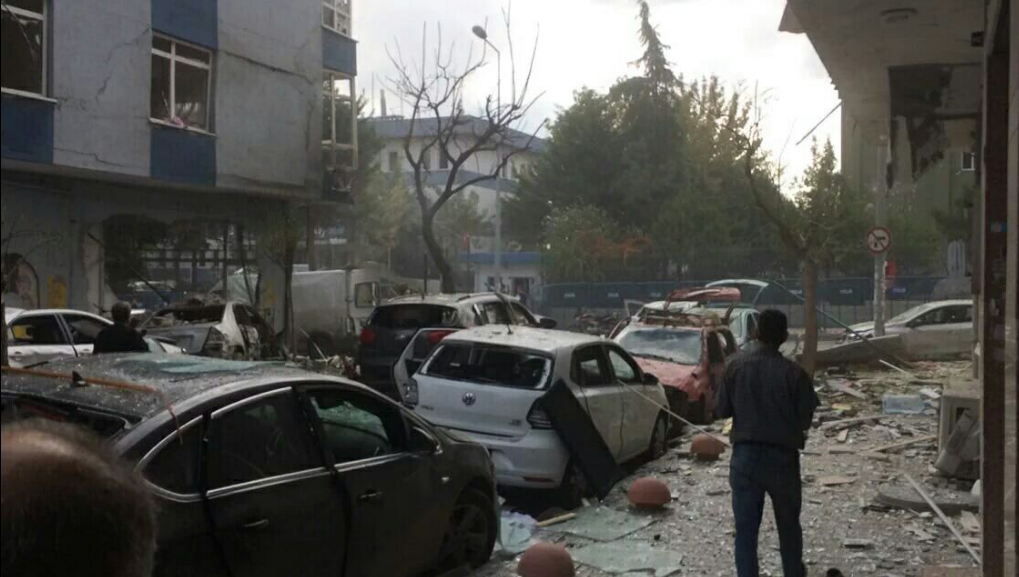 Doi kamikaze s-au aruncat în aer în faţa unei secţii de poliţie din Ankara 