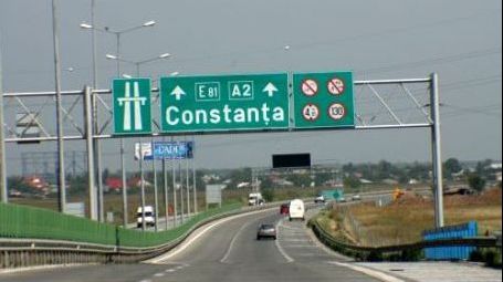 Imagini ȘOCANTE pe Autostrada Soarelui! Șofer surprins circulând cu viteză pe contrasens