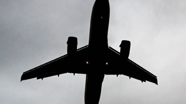 Român dat în urmărire internaţională, arestat după ce a provocat o altercaţie la bordul unui avion