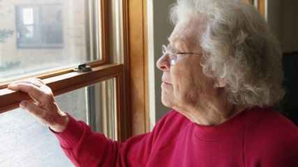 A trimis pizza acasă la bunica sa. Ce a făcut curierul când a ajuns? Toţi au plâns