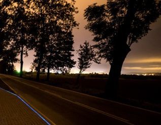 Cea mai ciudată pistă de biciclete se află în Polonia! Iată cum se transformă noaptea 